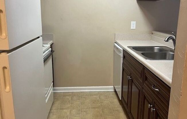 2 beds, 1 bath, $1,200, Unit 11