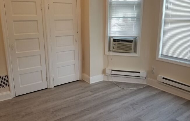 2 beds, 1 bath, 550 sqft, $825, Unit 2