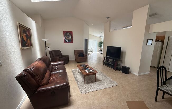 3/2 Single Family Home in Waterford Lakes AVAILABLE AUGUST 17th!