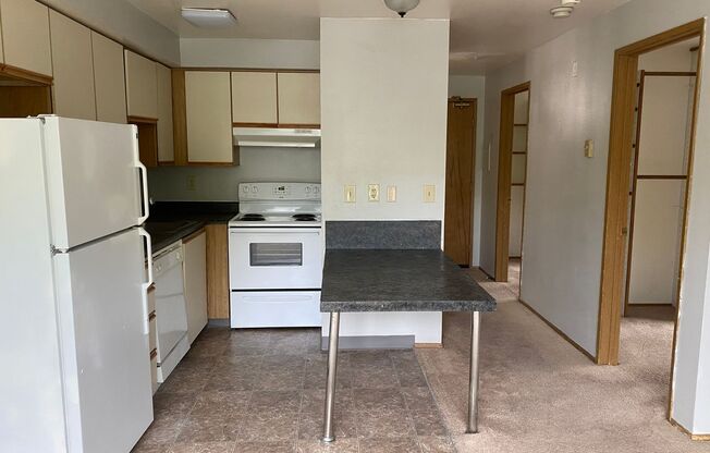 3 beds, 1 bath, $2,300, Unit 23