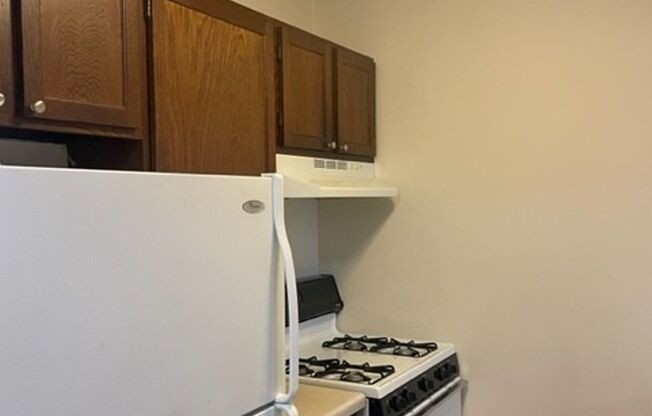 2 beds, 1 bath, 1,052 sqft, $1,550, Unit 335-B