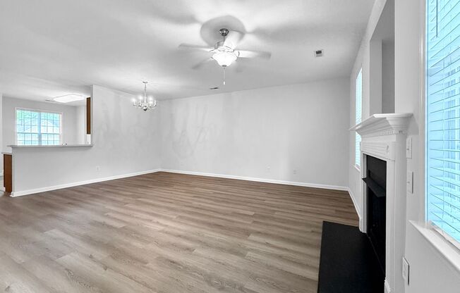 $350 Off Rent!!!! Beautiful Townhome, Fenced-in Patio, Pet Friendly!