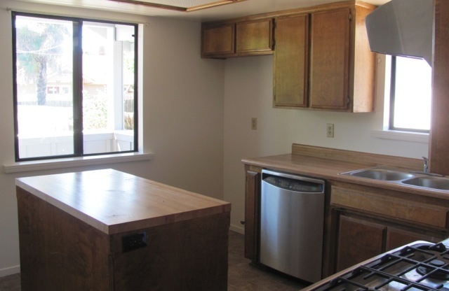 3 beds, 2 baths, $2,900