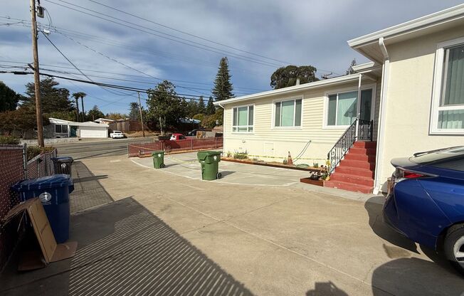 3 beds, 2 baths, $3,650, Unit 17940 Redwood Road (LO)