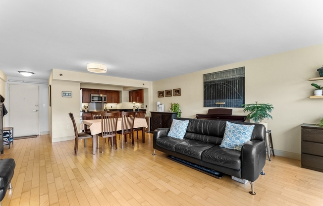 2 beds, 2 baths, 950 sqft, $3,800, Unit 512