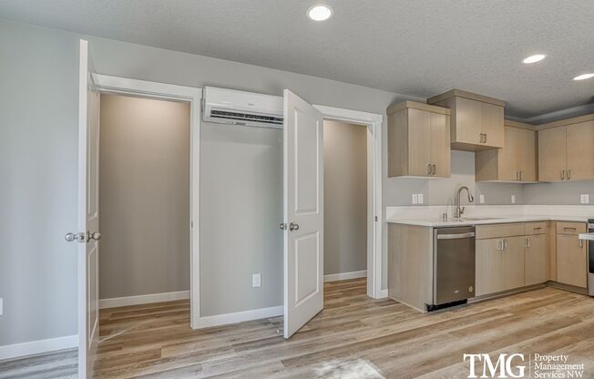 New End Unit Townhome w/ 3 Bedroom 2.5 Bath!