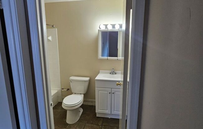 1 bed, 1 bath, 625 sqft, $1,225, Unit B11