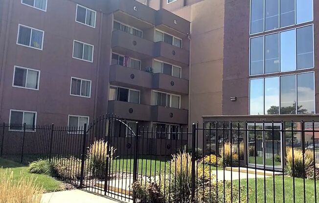 2 beds, 2 baths, 928 sqft, $1,120, Unit 1945 Peoria St #509