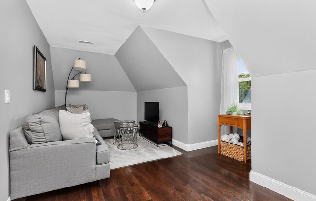 4 beds, 3.5 baths, $6,300