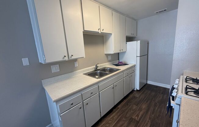 2 beds, 1 bath, 772 sqft, $2,325, Unit 37