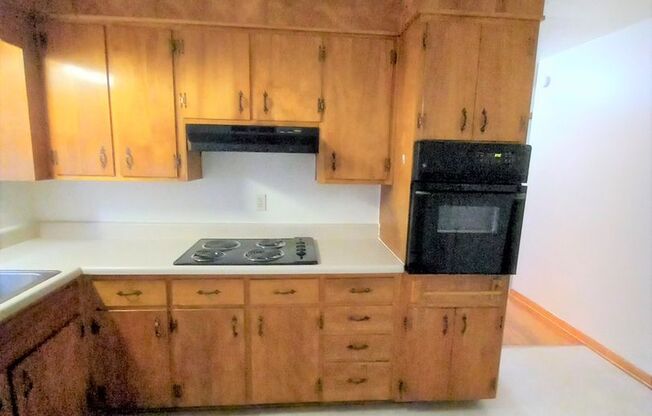 2 beds, 1 bath, 903 sqft, $1,190, Unit E-4