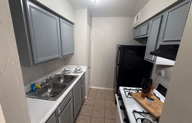 2 beds, 1 bath, $899, Unit 11