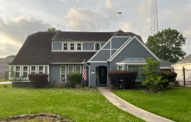 7906 12 FAIRWAY LN