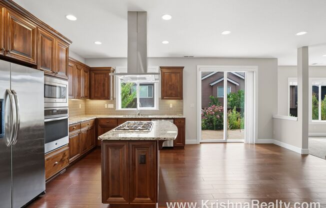 Gorgeous 5 BD* 2.5 BA* Single Family Home Located In Bethany Heights Community!