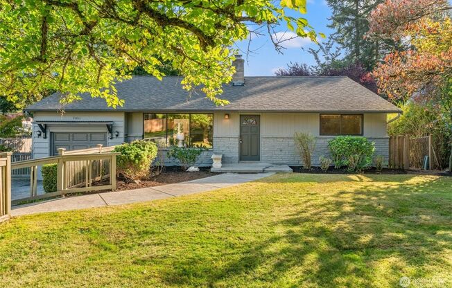 Spacious 4 Bed / 2 Bath Rambler in Edmonds – Vaulted Ceilings & Sunny Layout