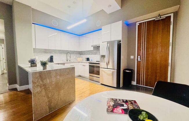 2 beds, 1 bath, 950 sqft, $3,200, Unit 813