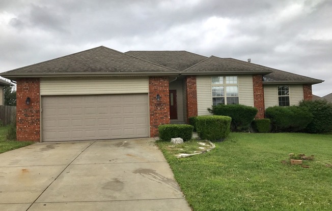 Great  3 bedroom - 2 bathroom - 2 car garage in Nixa -  Available NOW