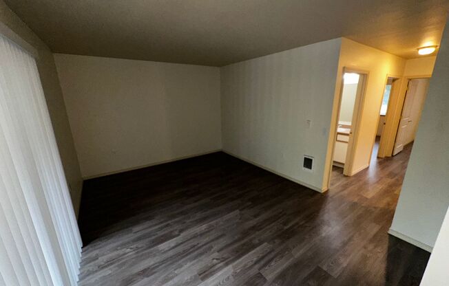 2 beds, 1 bath, 870 sqft, $1,295, Unit 4997-202