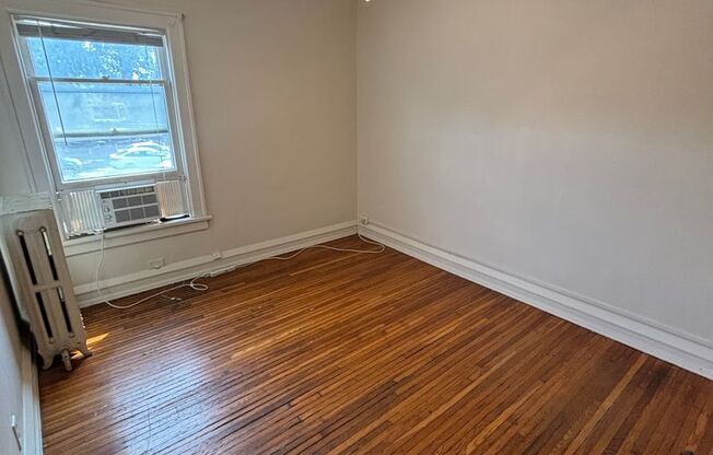 3 beds, 1 bath, $1,000, Unit 289