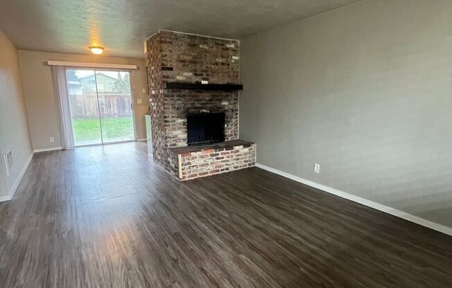 2 beds, 1 bath, 802 sqft, $1,695, Unit 680 Sweet Gum