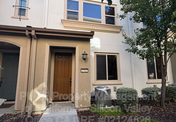 2712 FERRARA CIR