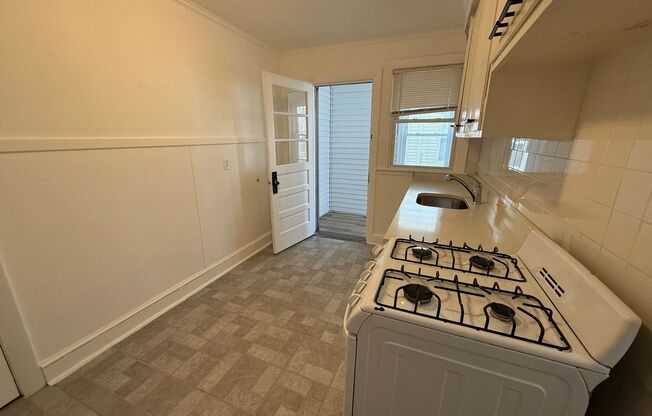 Studio, 1 bath, 420 sqft, $1,850, Unit 90 Win #03