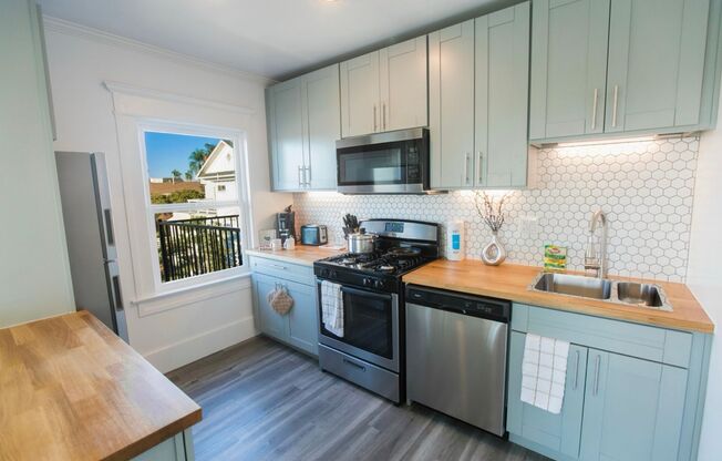 1 bed, 1 bath, $2,420, Unit 4