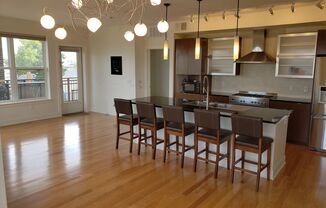 Beautiful 2-bed, 2-bath condo in Jefferson Park