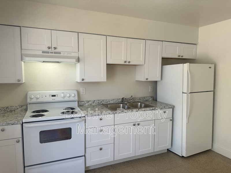 1102 E POLK ST