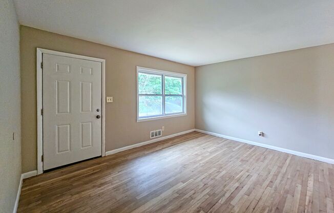 Spacious 4 Bedroom Home Near University Ave – Private Lot, Great Layout! - Vouchers accepted