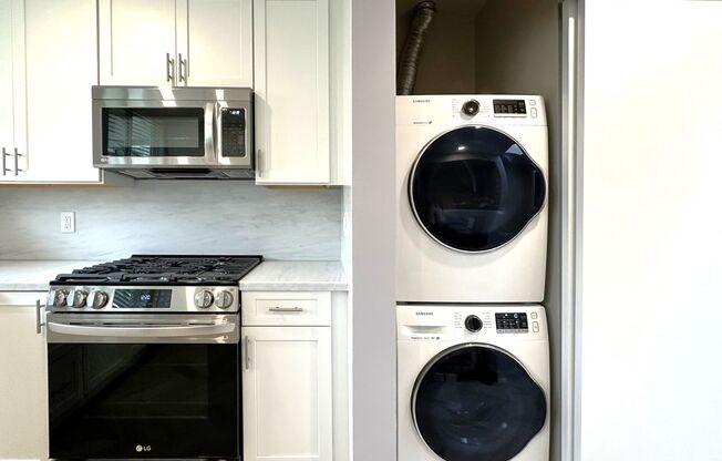 EPIC REA: Bright 1bd/1ba Condo with Washer/Dryer in unit and Parking!