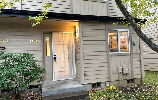 Beautifully updated townhouse in Eugene!