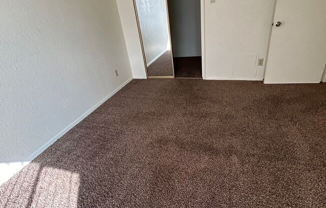 2 beds, 1 bath, 861 sqft, $970, Unit 04