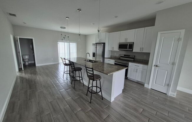 Newer 4 bedroom/3 bathroom in Poinciana!