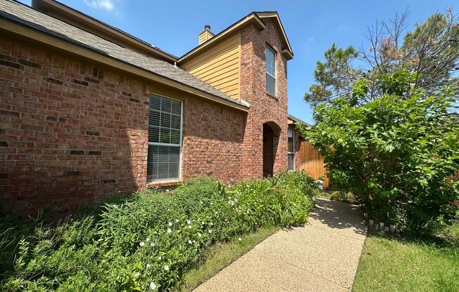 Charming 4 bedroom duplex in highly desired area of Frisco!