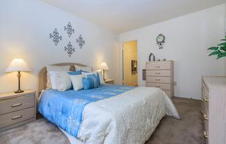 a bedroom with a bed in a hotel room