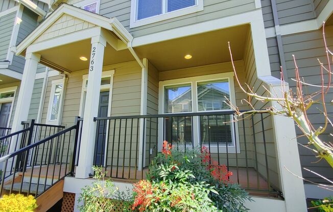 This Great 2 Bedroom 2.5 Bath Townhome in Hillsboro is a Must See!