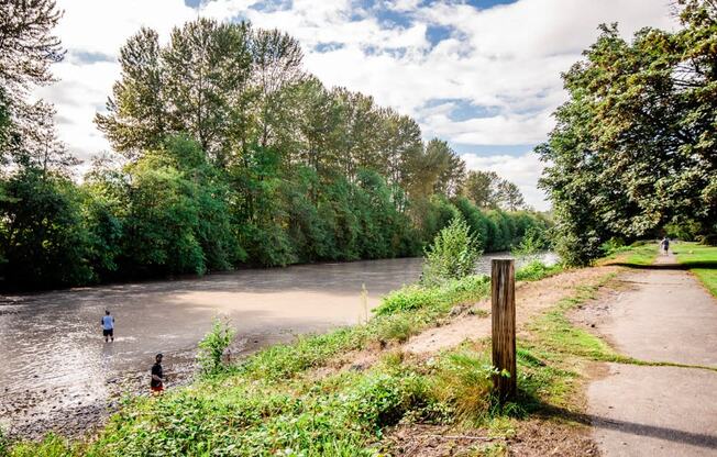 Sumner Apartments - The Retreat Apartments - Adjacent Trail and Puyallup River