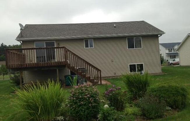 4BR/2ba Tri-Level Home in Private West Side Neighborhood Near Sherman School