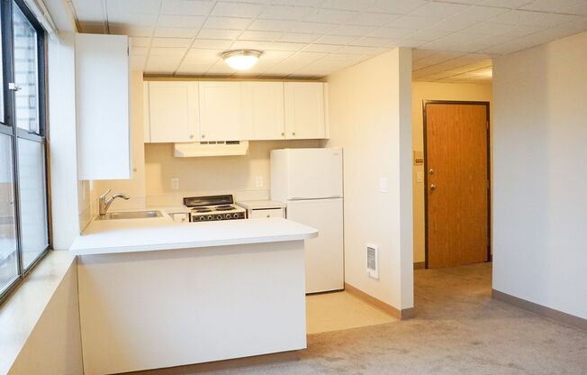 FREE PARKING & APP FEES CREDITED!! Bright Top Floor Studio w Open Layout + Breakfast Bar!