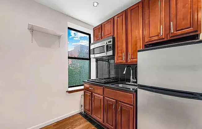 619 E 5 ST