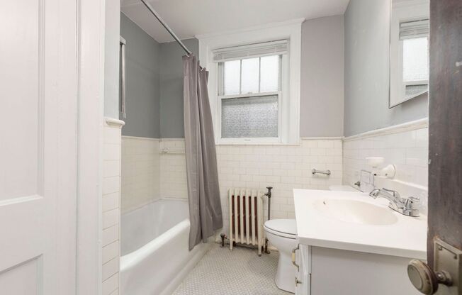 2 beds, 1 bath, $1,100, Unit #41