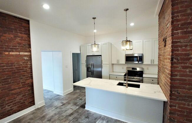 Top Notch Huge Stand Alone House - Quartz - Stainless - HUGE BEDROOMS - Off-Street Parking - Laundry - A/C