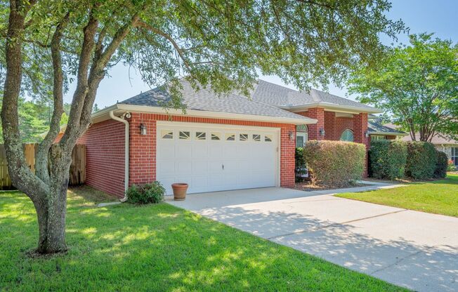 Spacious Home in Navarre!