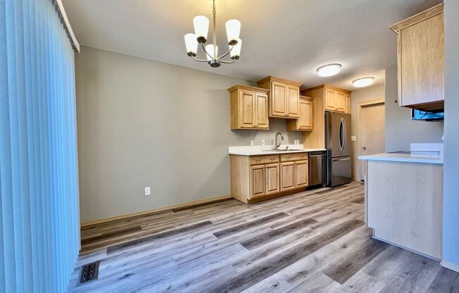 NEWLY REMODELED! SPACIOUS SANDY TOWNHOME W/ DOUBLE CAR GARAGE!!