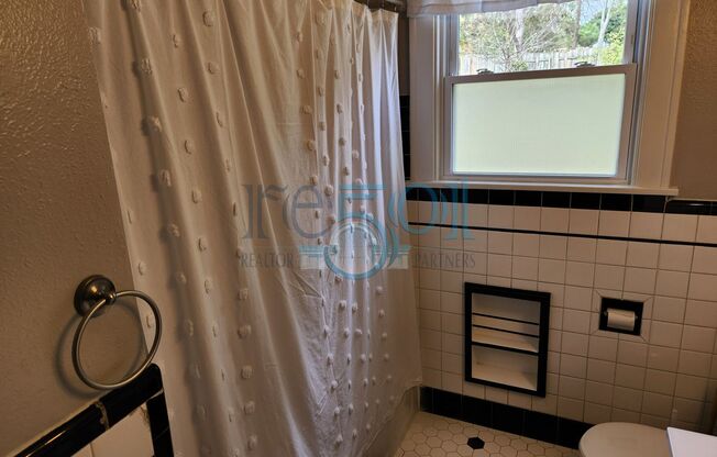 2 beds, 1 bath, $1,250