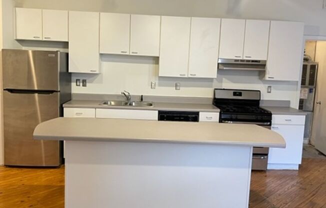2 beds, 1 bath, 1,140 sqft, $2,200, Unit 900-314