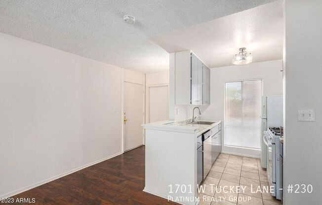 1701 W TUCKEY LN