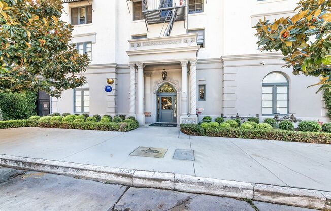 Studio, 1 bath, 300 sqft, $1,900, Unit Garden 1FL