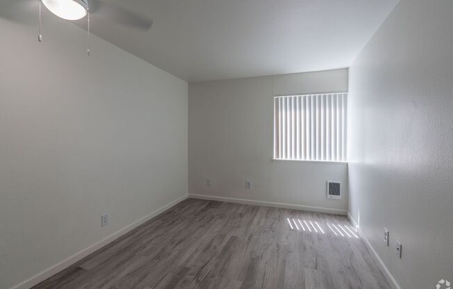 2 beds, 1 bath, 930 sqft, $1,795, Unit T5